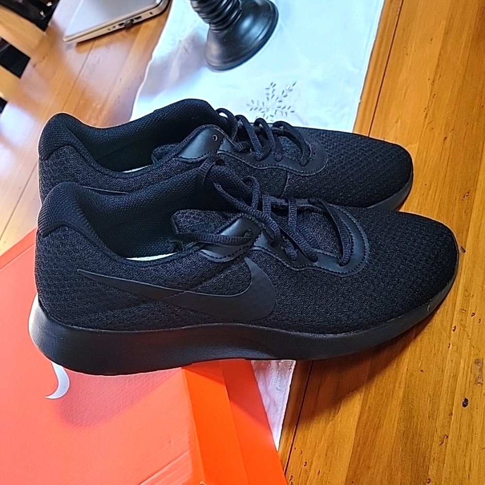 Nike Tanjun mens sneaker NWOT